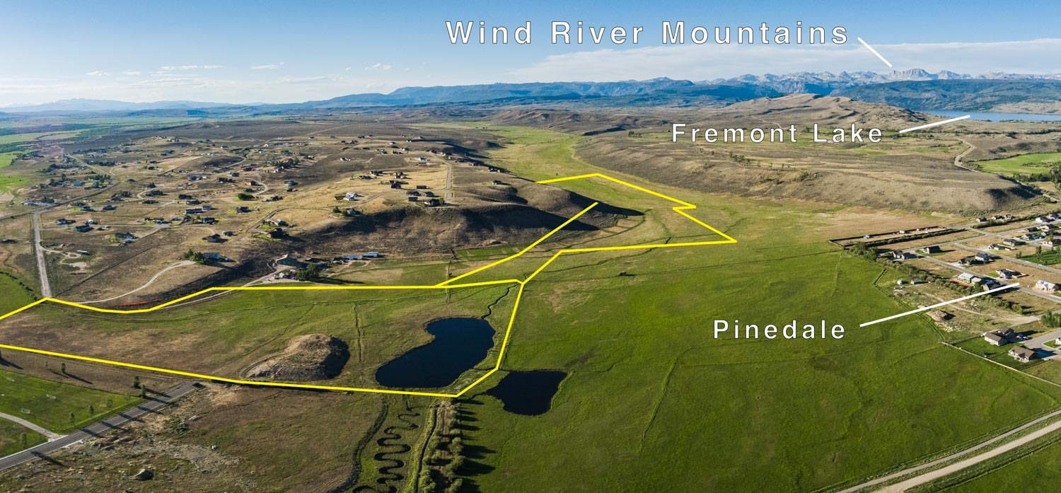 Aerial with the property boundary outlined, labeled for the Wind River Mountains, Fremont Lake, and Pinedale